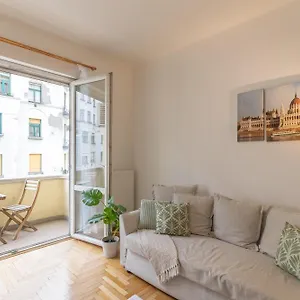 Riverside Balcony With View To Danube Apartamento